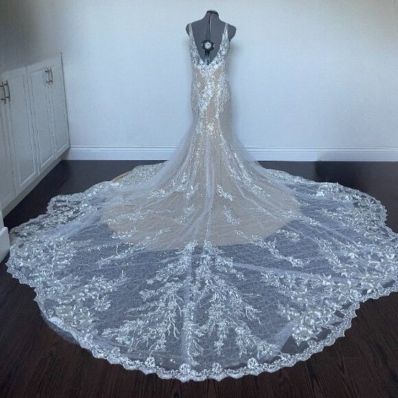 Trumpet Wedding Dress | Size 12 | Plunging V-Neck & Cathedral Train - Picture 4 of 6